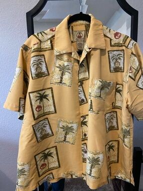 Men's Short-Sleeve Palm Print Shirt in a soft Yellow